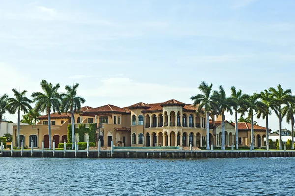 Vista para belas casas do canal em Fort Lauderdale — Fotografia de Stock