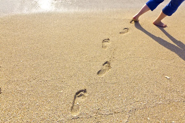 Βήματα στην παραλία στην άμμο — Φωτογραφία Αρχείου