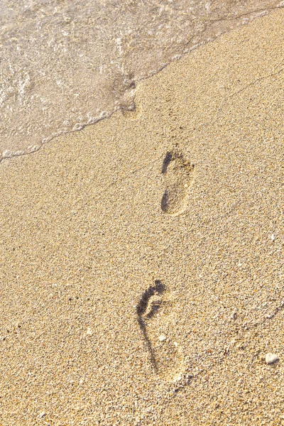 Следы на пляже в песке — стоковое фото