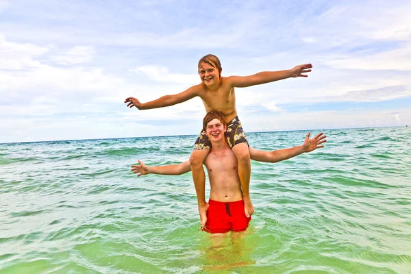 Chicos divirtiéndose en el hermoso mar claro —  Fotos de Stock