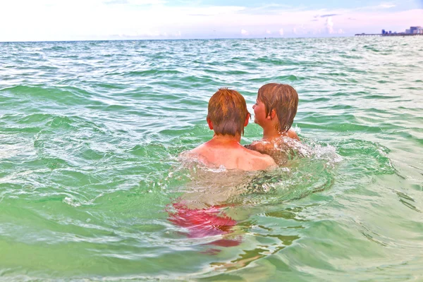 Chicos divirtiéndose en el hermoso mar claro — Foto de Stock