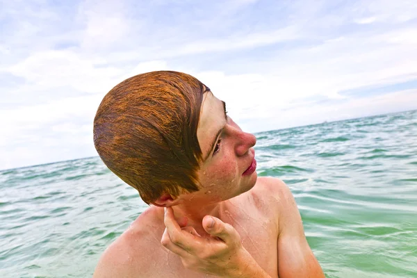 Szklanki wiśnichłopak na plaży po kąpieli w Oceanie — Zdjęcie stockowe