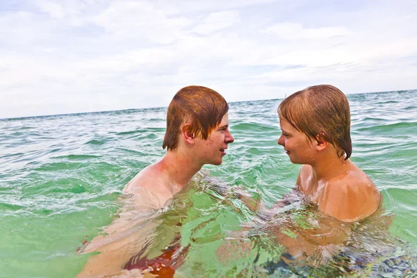 Meninos se divertindo no belo mar claro — Fotografia de Stock