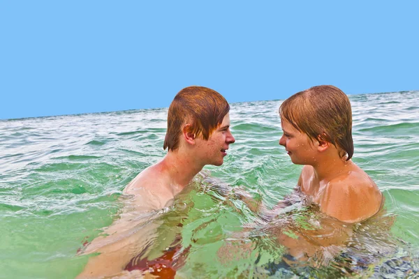 Meninos se divertindo no belo mar claro — Fotografia de Stock