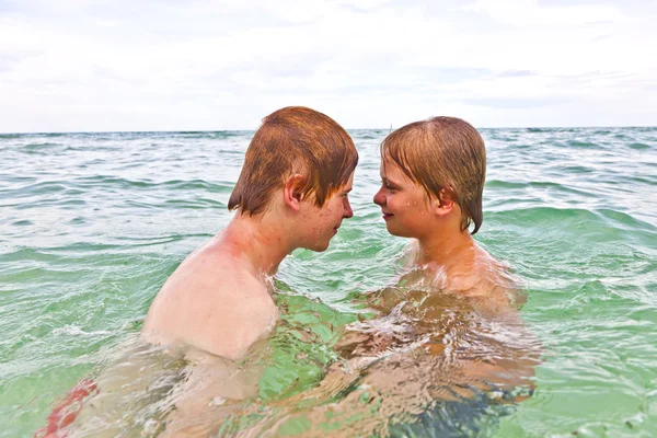 Chicos divirtiéndose en el hermoso mar claro —  Fotos de Stock