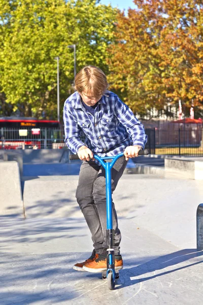 스케이트 공원에서 자신의 스쿠터와 함께 점프 하는 소년 — 스톡 사진