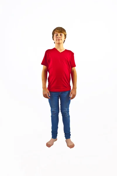 Okos fiú, piros inget, ugrás a levegő — Stock Fotó
