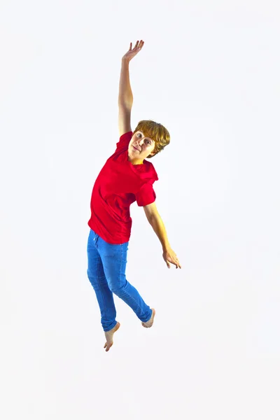 Chico inteligente con camisa roja saltando en el aire — Foto de Stock