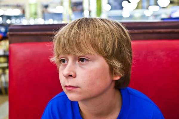 Rapaz esperto num restaurante à noite — Fotografia de Stock