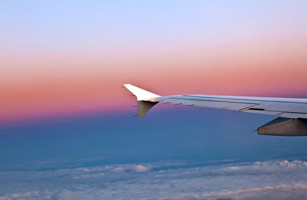 Крило літака в небі — стокове фото