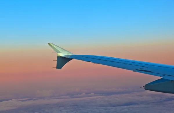 Wing flygplan i himlen — Stockfoto