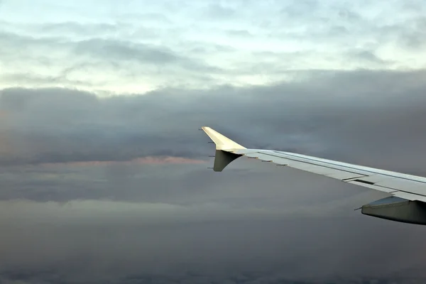 Vleugel van vliegtuigen in de lucht — Stockfoto