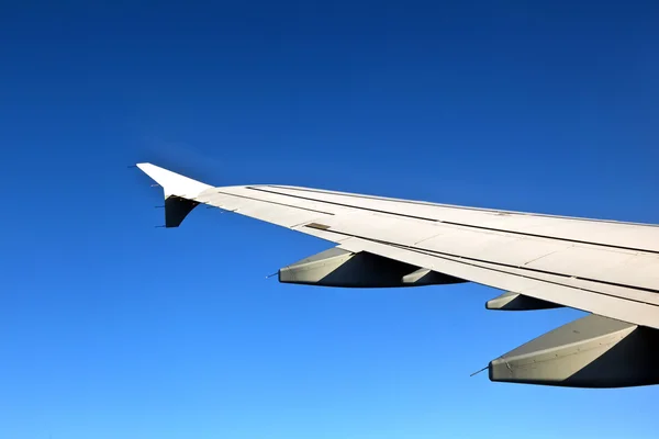 Szárnya repülőgép az égen — Stock Fotó