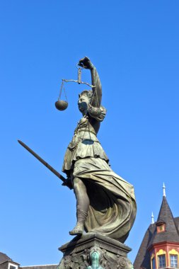 Frankfurt - romer önünde adalet heykeli germ
