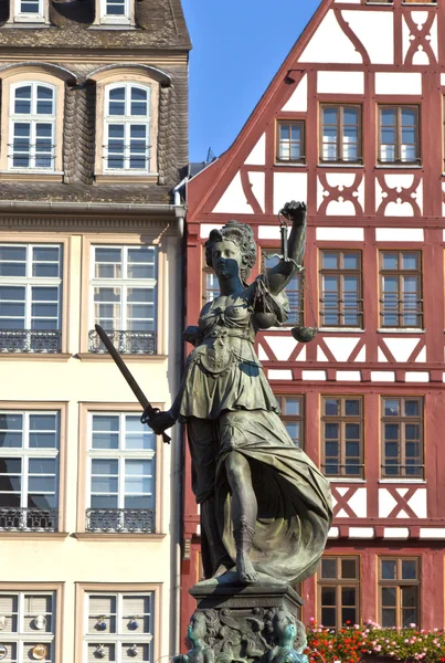 Статуя Леди Правосудия перед Ромером во Франкфурте - Герм — стоковое фото