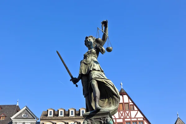 Estátua de Lady Justice em frente ao Romer em Frankfurt - Germ — Fotografia de Stock