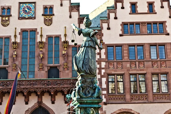 Statua della Signora della Giustizia davanti al Romero a Francoforte - Germania — Foto Stock