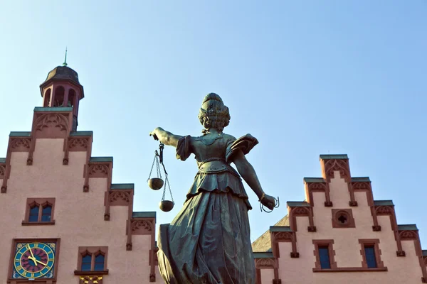 Staty av lady rättvisa framför romer i frankfurt - Tyskland — Stockfoto