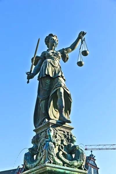 Standbeeld van Vrouwe Justitia tegenover de romer in frankfurt - Duitsland — Stockfoto