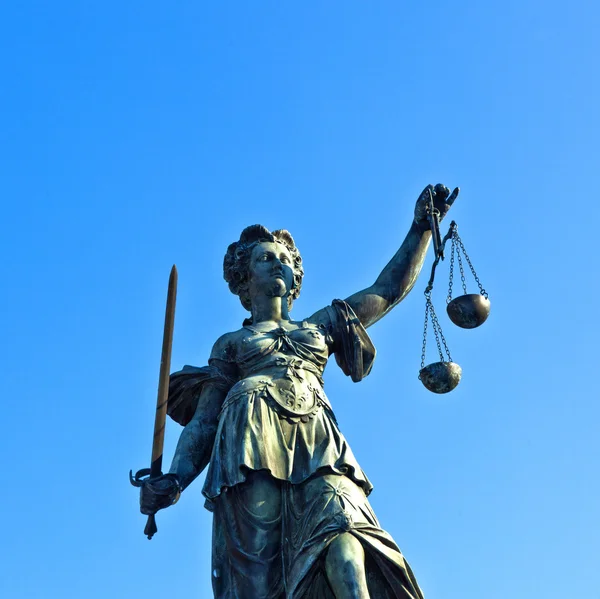 Staty av lady rättvisa framför romer i frankfurt - Tyskland — Stockfoto