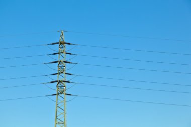 mavi gökyüzünün altında alanındaki elektrik Kulesi