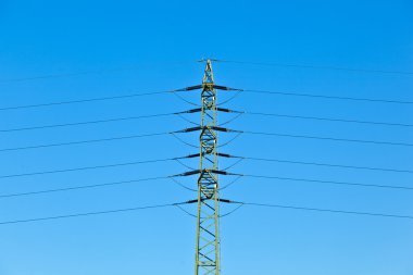 mavi gökyüzünün altında alanındaki elektrik Kulesi