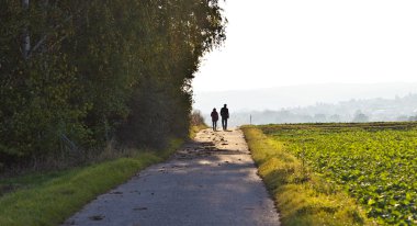 bir yol üzerinde yürüme Çift