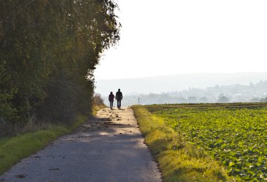 bir yol üzerinde yürüme Çift