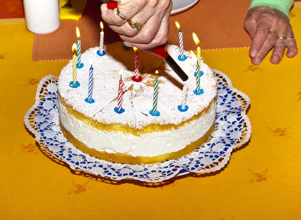 Gâteau d'anniversaire avec des bougies — Photo