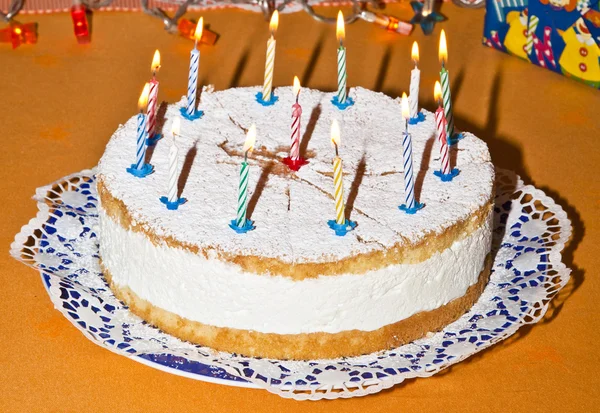 Торт на день народження зі свічками — стокове фото