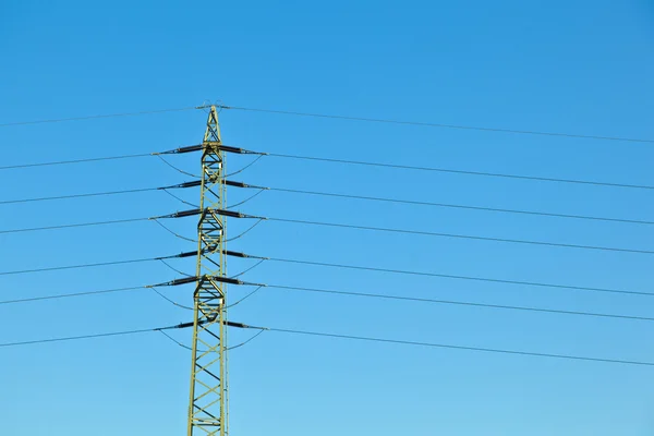 Elektriska tower i fältet under blå himmel — Stockfoto