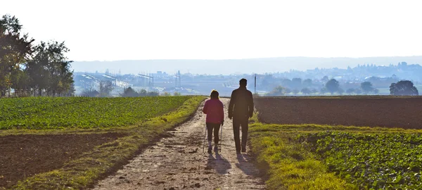 Couple walking on a pathway — Stock Photo, Image