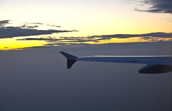 Vleugel van vliegtuigen in de lucht — Stockfoto