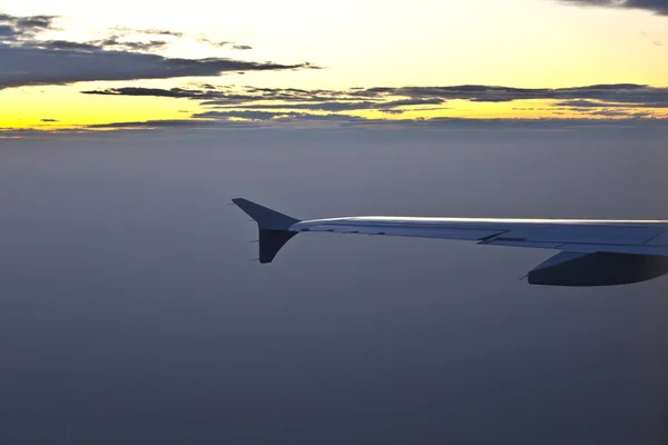 Uçak gökyüzünde kanat — Stok fotoğraf