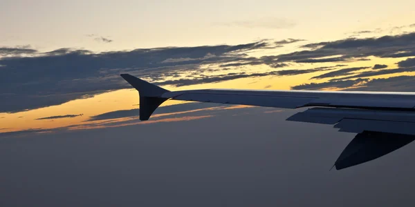 Skrzydła samolotu w niebo — Zdjęcie stockowe