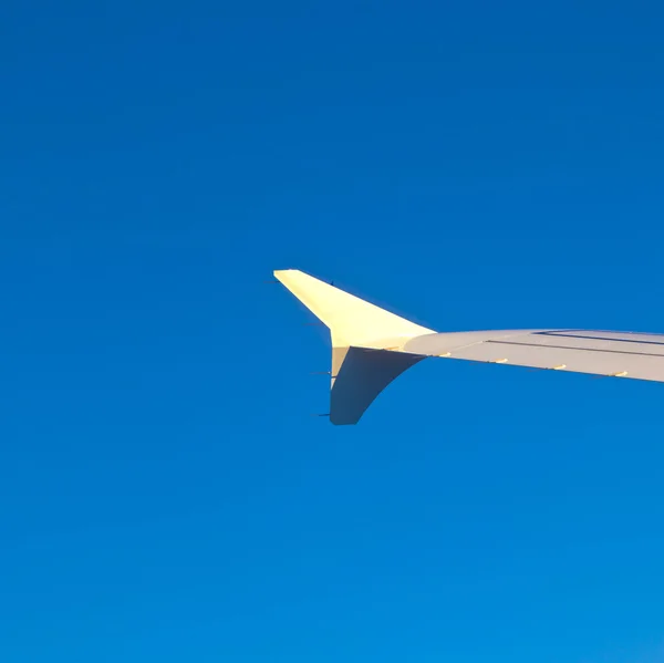 Flügel von Flugzeugen am Himmel — Stockfoto