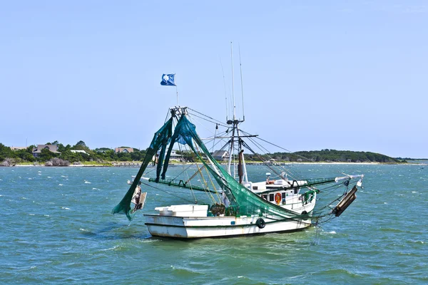 Маленький рибальський човен прямує до океану ловля риби — стокове фото