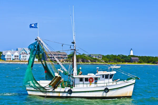 Kis fisherboat vámtarifaszám alá tartozó, az óceán, halak — Stock Fotó