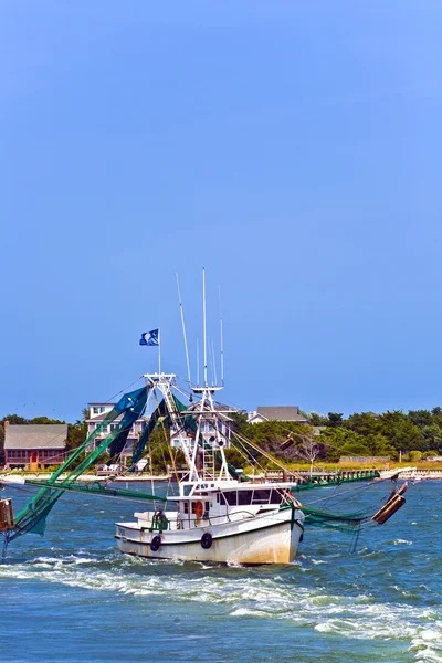 바다 물고기를 잡는 작은 fisherboat 제목 — 스톡 사진