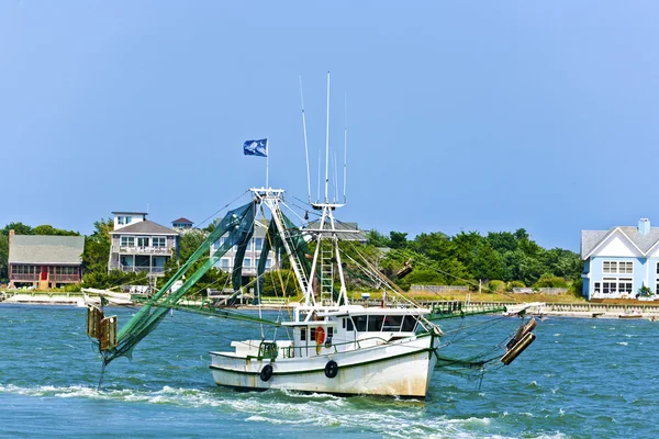 Small fisherboat heading to the ocean catching fish — Stock Photo, Image