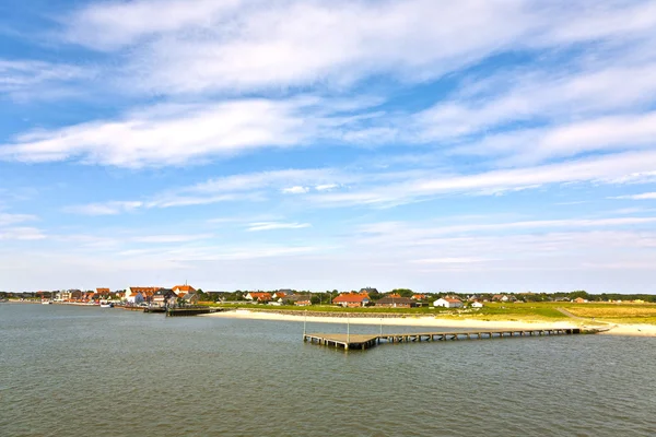 Ciudad de Nordby en la isla de Fano en Dinamarca desde la costa — Foto de Stock