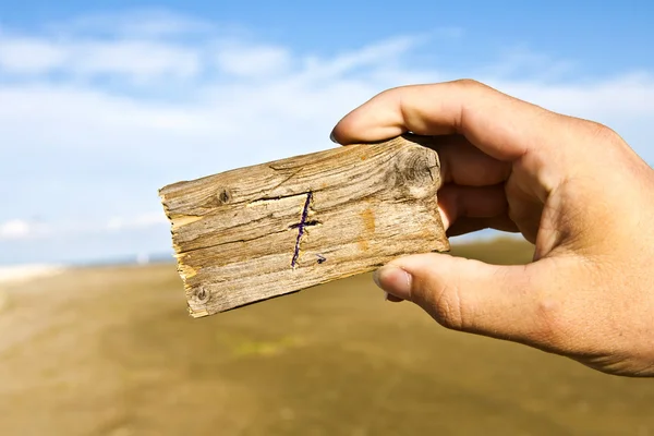 Paz de madera con un número grabado — Foto de Stock