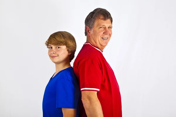 Padre e hijo espalda con espalda — Foto de Stock