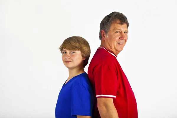 Far och son rygg mot rygg — Stockfoto