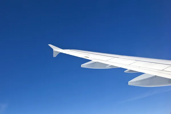 Wing of aircraft in clear blue sky — Stock Photo, Image