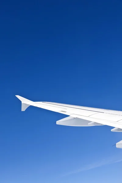 Wing of aircraft in clear blue sky — Stock Photo, Image