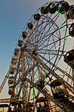 enjoy the big wheel in the amusement park in Delhi in fro