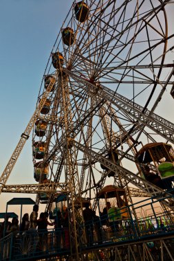 enjoy the big wheel in the amusement park in Delhi in fro