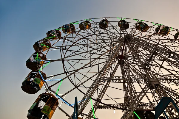 Enjoy the big wheel in the amusement park in Delhi in fro — Stockfoto