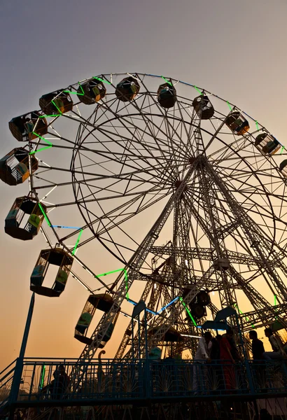 Profiter de la grande roue dans le parc d'attractions à Delhi en Fro — Photo